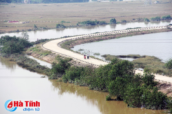 nguoi dan danh du voi mang song tren song