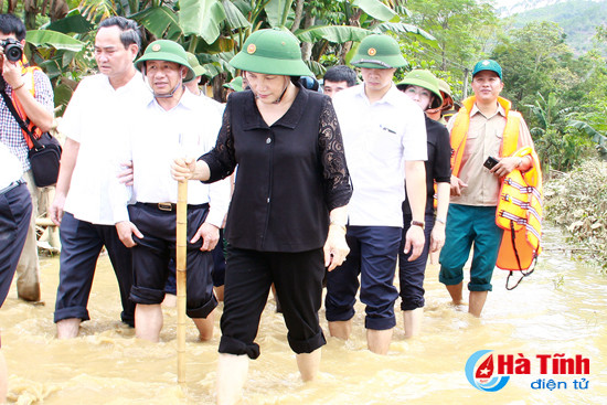 chu tich quoc hoi ha tinh can tap trung khac phuc hau qua som on dinh doi song nhan dan
