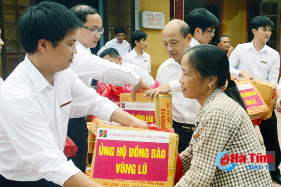 them nhung phan qua nhan ai den nguoi dan vung lu