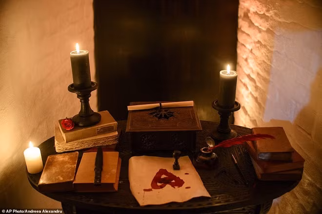 ben trong lau dai cua ke khat mau dracula