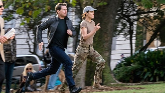 Người hùng Jack Reacher của Tom Cruise trở lại và đang nhăm nhe chiếm ngôi đầu phòng vé Bắc Mỹ cuối tuần này với khoảng 19-20 triệu USD. Ảnh: Paramount. phim hanh dong moi cua tom cruise nam loi the tai phong ve