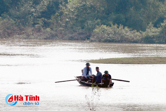 nguoi dan danh du voi mang song tren song