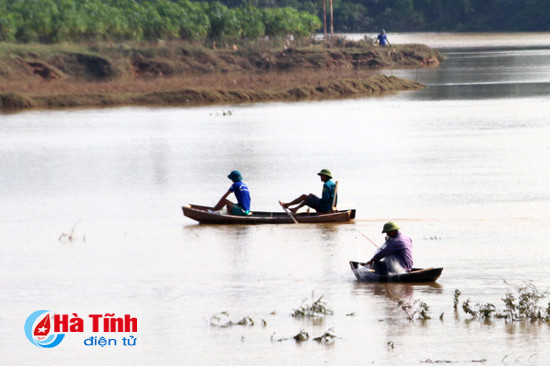 nguoi dan danh du voi mang song tren song