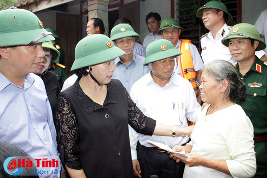 chu tich quoc hoi ha tinh can tap trung khac phuc hau qua som on dinh doi song nhan dan