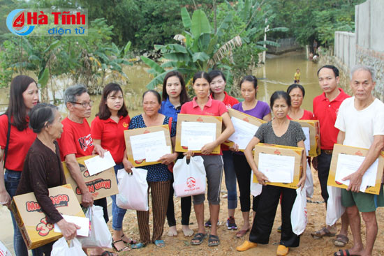 them nhung phan qua nhan ai den nguoi dan vung lu