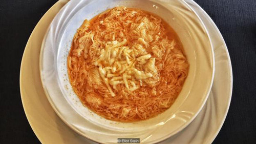 Vào mùa hè năm nay, đầu bếp nổi tiếng người Anh Jamie Oliver cũng ghé thăm Paola và hỏi rằng bà có thể dạy anh về cách làm món này. Sau hai giờ hì hục làm và thất bại, Jamie đành phải đầu hàng: "Tôi đã làm mì ống trong 20 năm, và chưa bao giờ gặp phải tình cảnh này". Ảnh: BBC. bi mat cua soi mi y hiem nhat the gioi