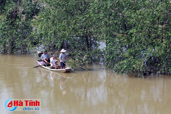 nguoi dan danh du voi mang song tren song