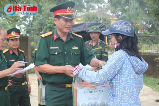 them nhung phan qua nhan ai den nguoi dan vung lu