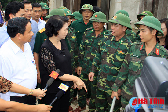 chu tich quoc hoi ha tinh can tap trung khac phuc hau qua som on dinh doi song nhan dan