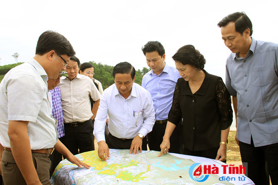 chu tich quoc hoi ha tinh can tap trung khac phuc hau qua som on dinh doi song nhan dan