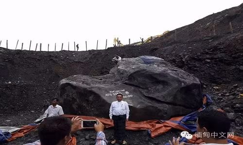 phat hien khoi da ngoc bich khong lo nang gan 175 tan o myanmar