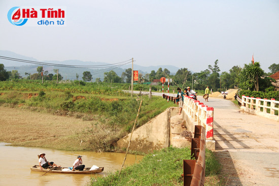 nguoi dan danh du voi mang song tren song