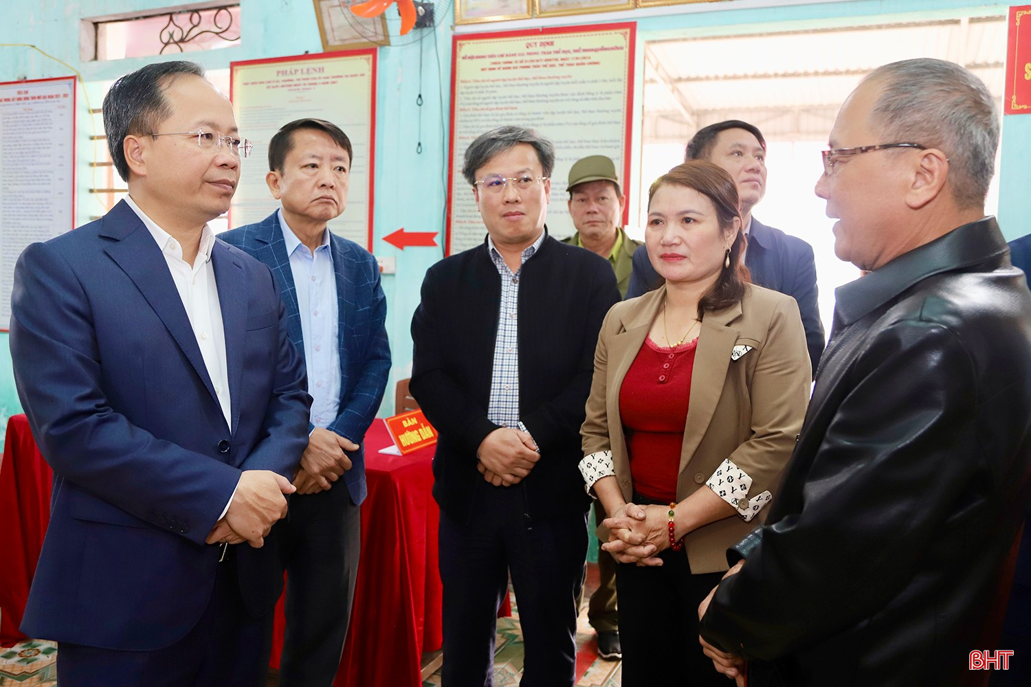 Đồng chí Nguyễn Duy Lâm kiểm tra công tác bầu cử tại xã Mai Phụ.