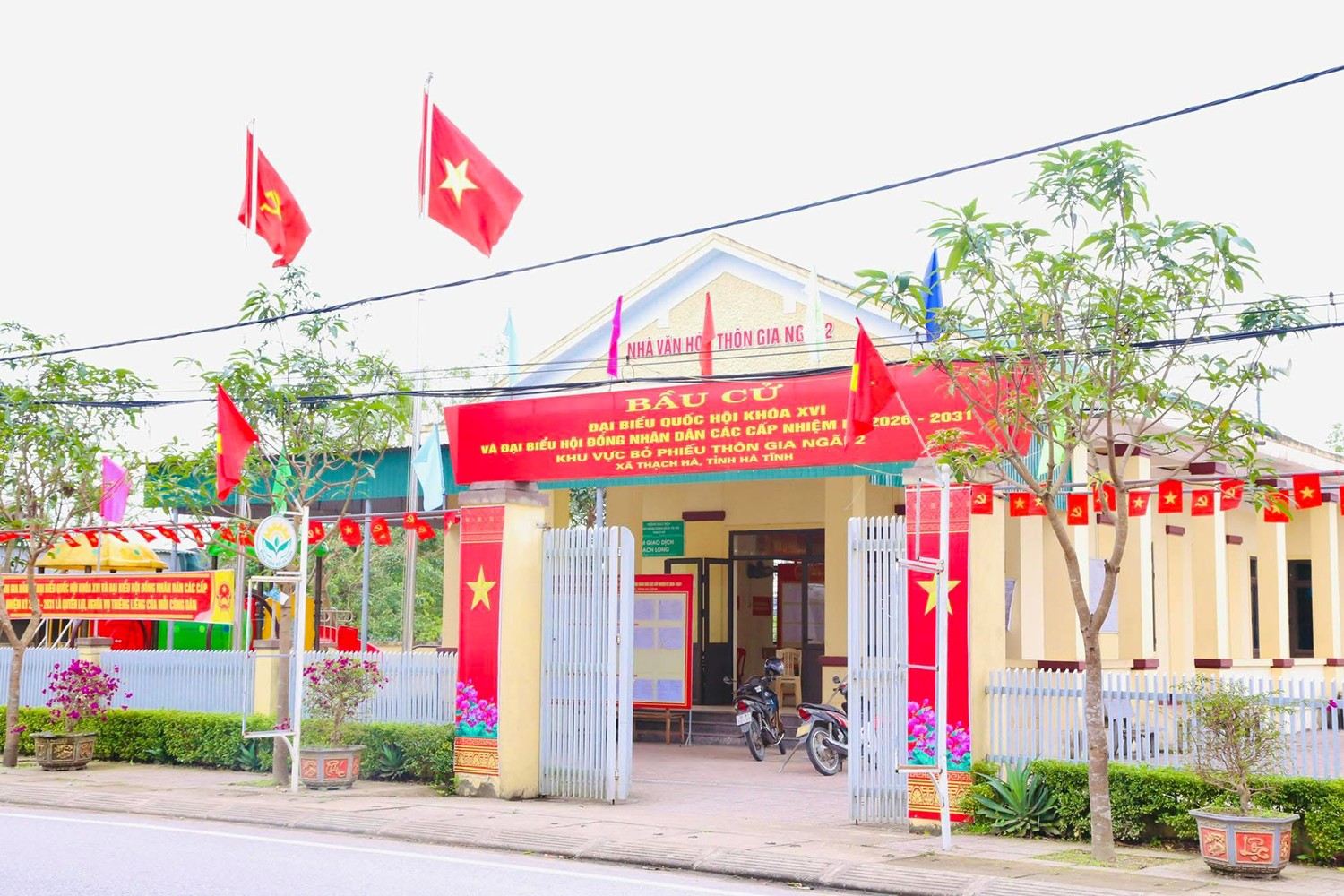 Xã Thạch Hà có 31 khu vực bỏ phiếu. Địa phương đã chủ động triển khai các nhiệm vụ chuẩn bị cho cuộc bầu cử theo đúng quy định như: tuyên truyền, lập và niêm yết danh sách cử tri, chuẩn bị cơ sở vật chất tại các khu vực bỏ phiếu, xây dựng phương án bảo đảm ANTT...