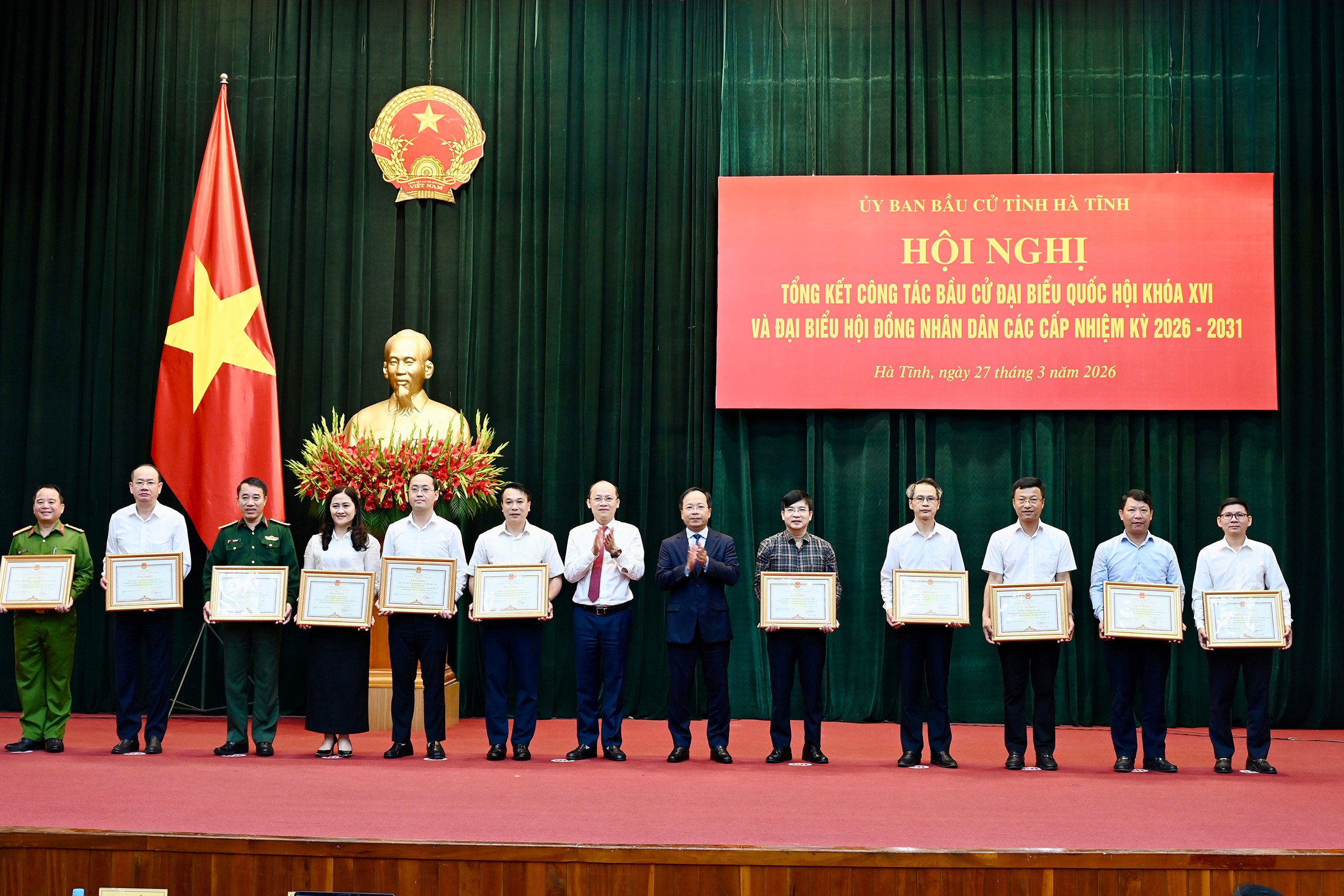 Đồng chí Nguyễn Duy Lâm - Ủy viên BCH Trung ương Đảng, Bí thư Tỉnh ủy, Trưởng ban Chỉ đạo Bầu cử tỉnh và đồng chí Nguyễn Hồng Lĩnh - Phó Bí thư Thường trực Tỉnh ủy, Chủ tịch HĐND tỉnh, Phó Trưởng ban Thường trực Ban Chỉ đạo Bầu cử tỉnh, Chủ tịch Ủy ban Bầu cử tỉnh tặng bằng khen cho các tập thể.