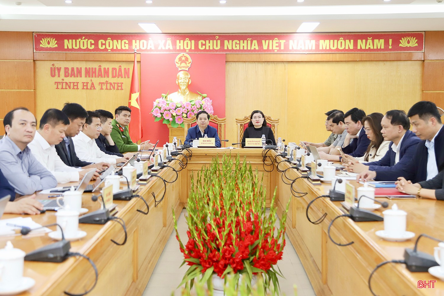 Phó Chủ tịch UBND tỉnh Nguyễn Thị Nguyệt và lãnh đạo Sở GD&amp;ĐT chủ trì điểm cầu Hà Tĩnh.