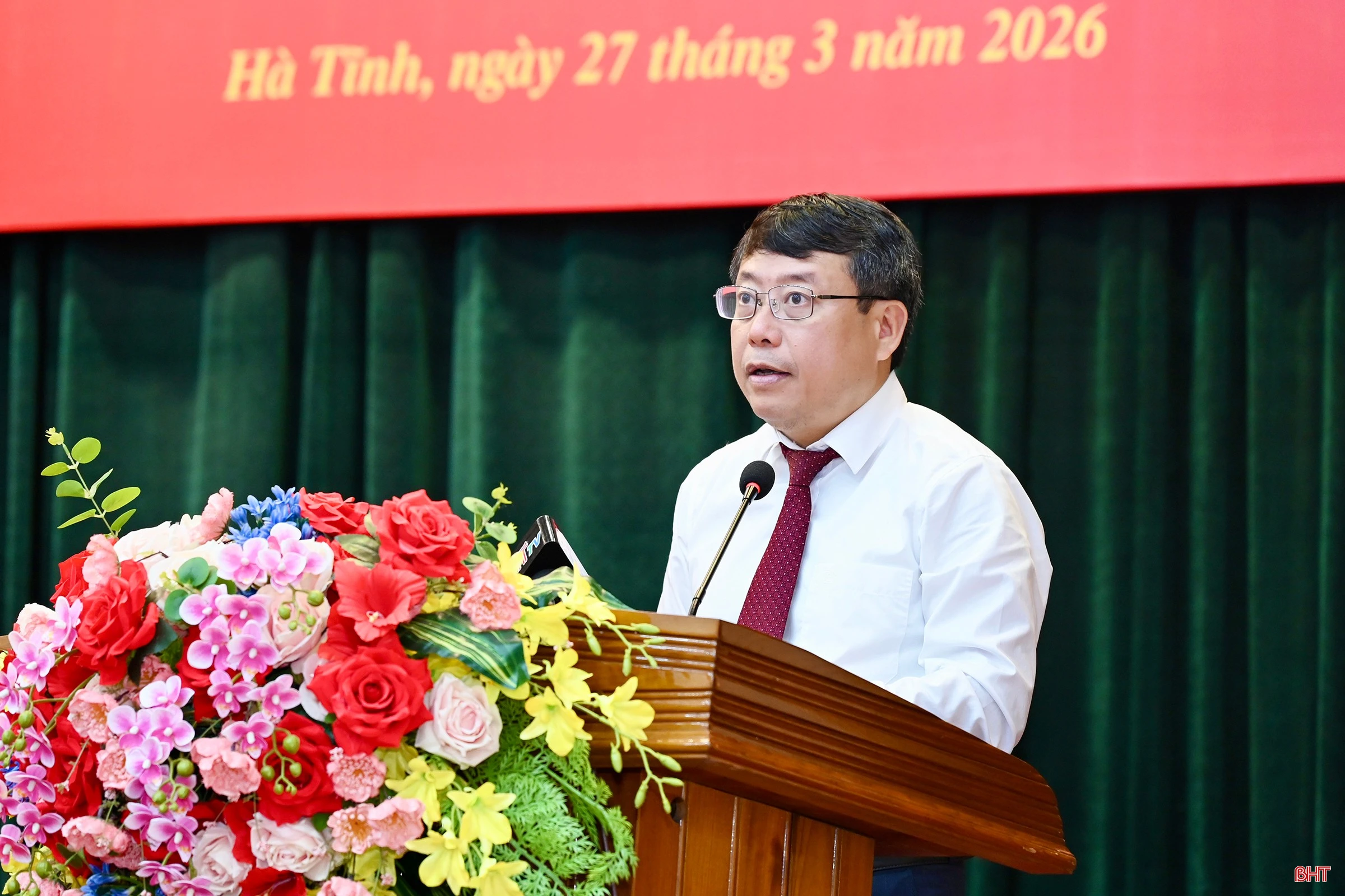 Đồng chí Dương Tất Thắng - Phó Chủ tịch Thường trực HĐND tỉnh, Phó Chủ tịch Thường trực Ủy ban Bầu cử tỉnh báo cáo tại hội nghị.