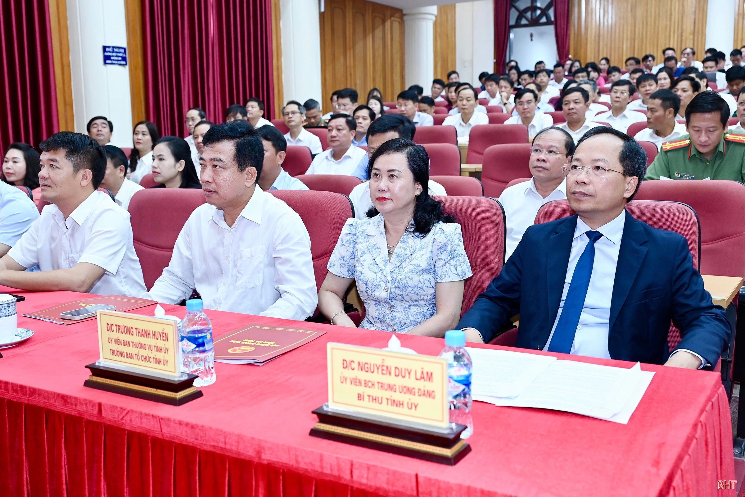 Đồng chí Nguyễn Duy Lâm - Ủy viên BCH Trung ương Đảng, Bí thư Tỉnh ủy, Trưởng ban Chỉ đạo bầu cử tỉnh và các đồng chí lãnh đạo tỉnh tham dự hội nghị.