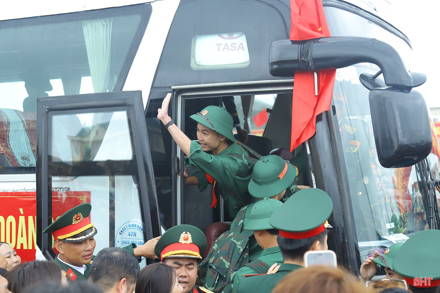 Với sự ủng hộ tuyệt đối từ gia đình và địa phương, các chiến sĩ mới đã sẵn sàng viết tiếp trang sử vàng của thế hệ cha anh, khẳng định vai trò xung kích của tuổi trẻ trong sự nghiệp xây dựng và bảo vệ Tổ quốc.