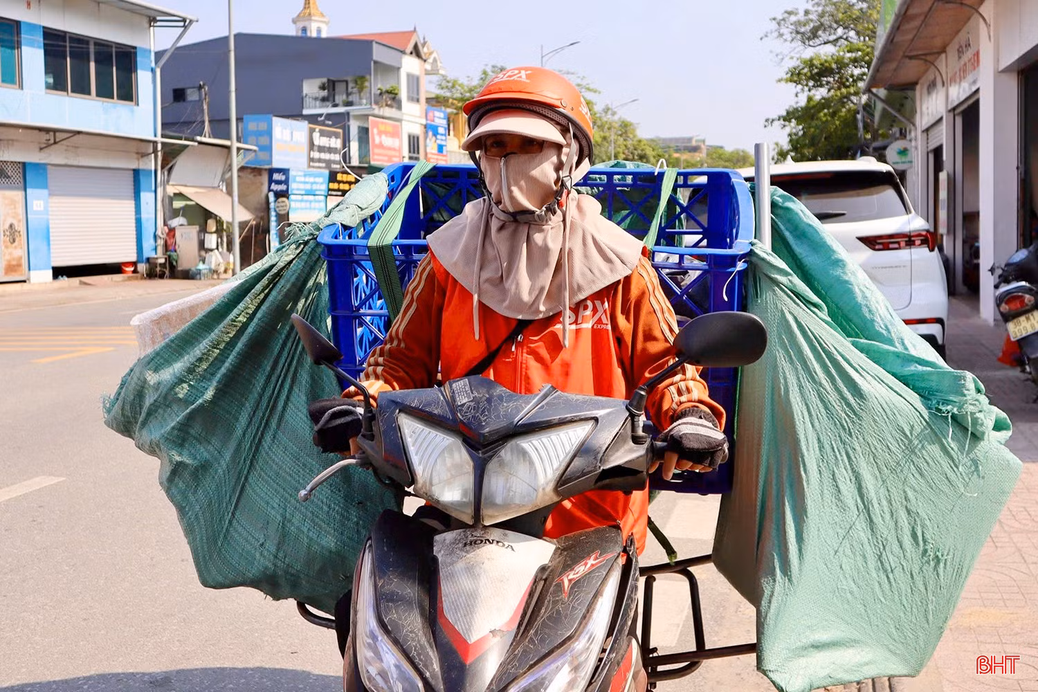 Mỗi khi ra đường, họ phải trang bị đầy đủ quần áo, găng tay, khẩu trang, mũ... để hạn chế tiếp xúc với ánh nắng.
