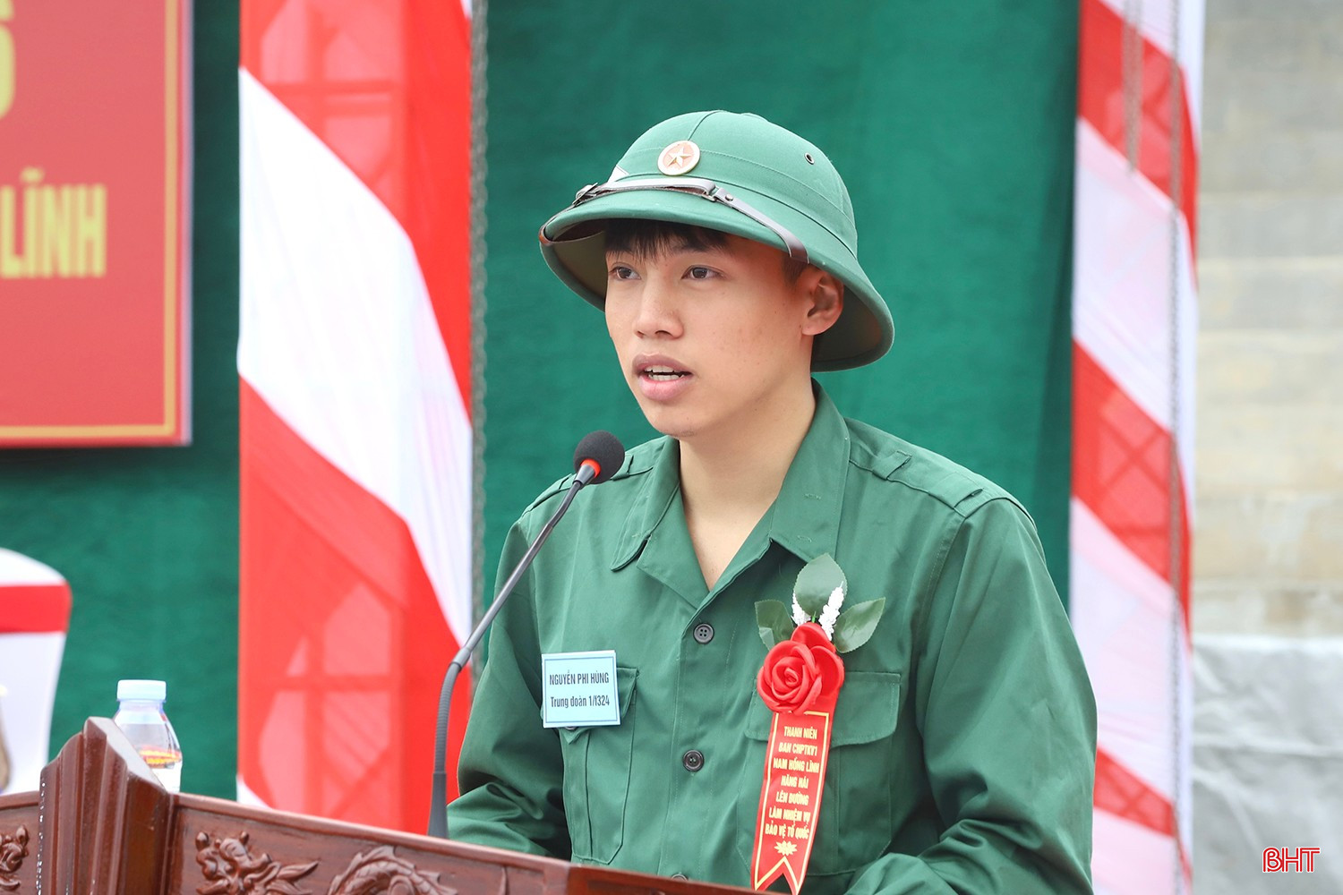 Thay mặt các công dân nhập ngũ, tân binh Nguyễn Phi Hùng (xã Can Lộc) hứa phấn đấu, rèn luyện, hoàn thành mọi nhiệm vụ được giao, xứng đáng với niềm tin tưởng, sự mong đợi của gia đình, chính quyền các cấp.