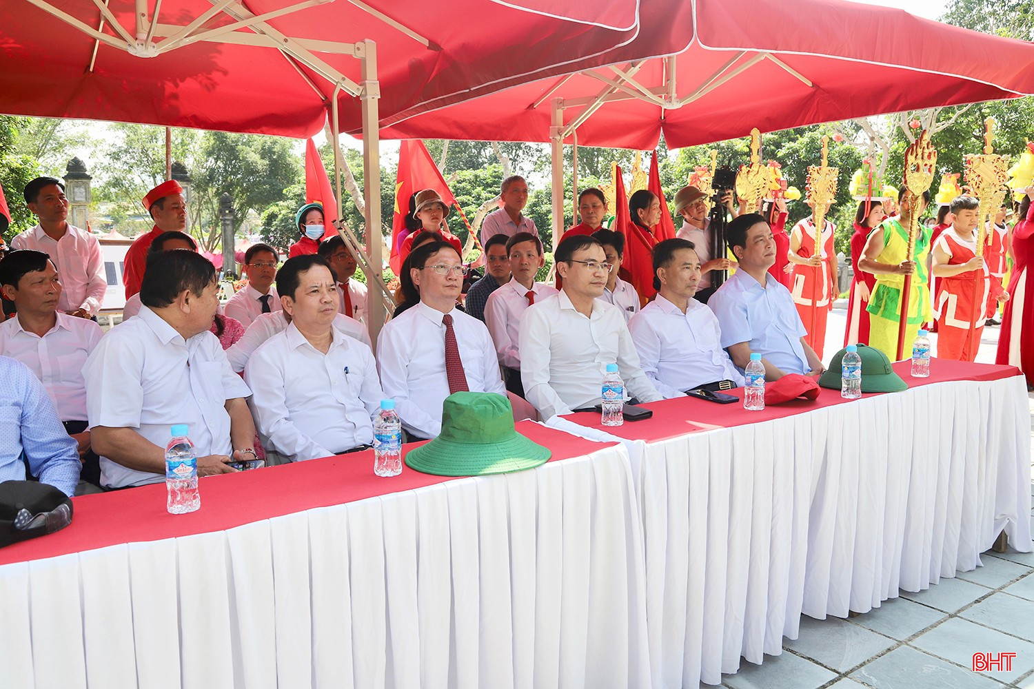 Đại biểu tham dự lễ tưởng niệm.