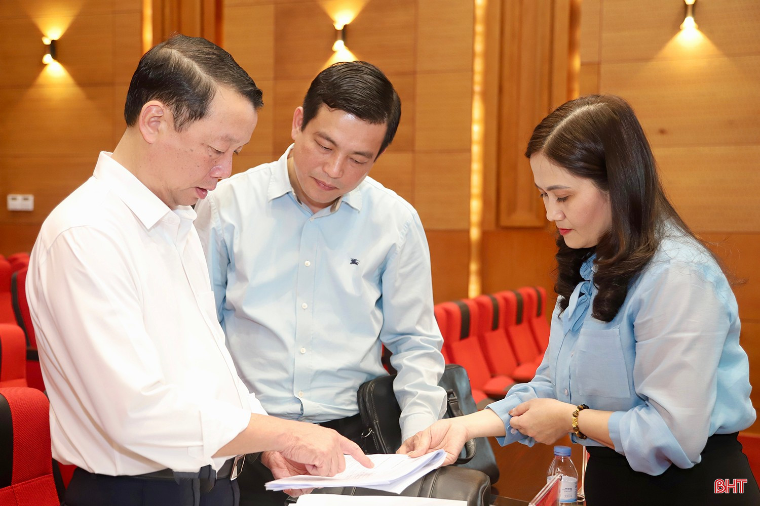 Chủ tịch UBND tỉnh Phan Thiên Định trao đổi với các đồng chí trong Thường trực Ủy ban MTTQ tỉnh các nội dung liên quan đến công tác bầu cử.