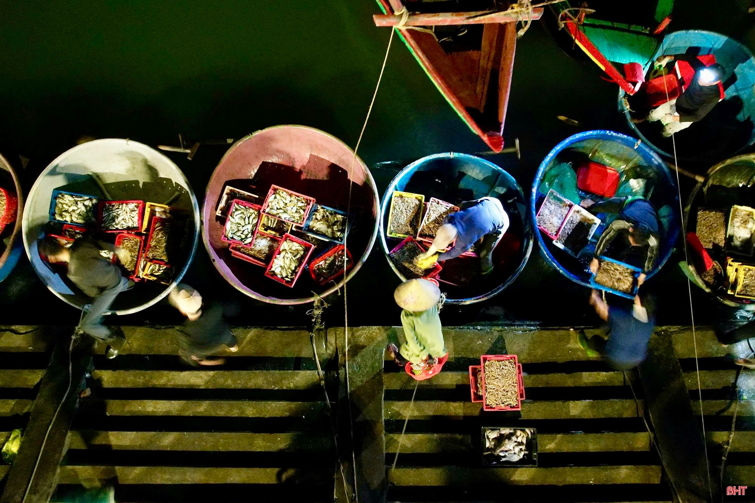 Ông Hoàng Văn Bình, ngư dân thôn Hải Nam (xã Thiên Cầm) phấn khởi chia sẻ: “Mấy hôm nay hải sản đắt khách lắm, du khách và tiểu thương thu mua ngay tại bến. Sau 7 tiếng vươn khơi, chuyến này tôi đánh bắt được gần 5kg cá hồng, 10kg mực, sau khi trừ chi phí thu về hơn 2 triệu đồng”.