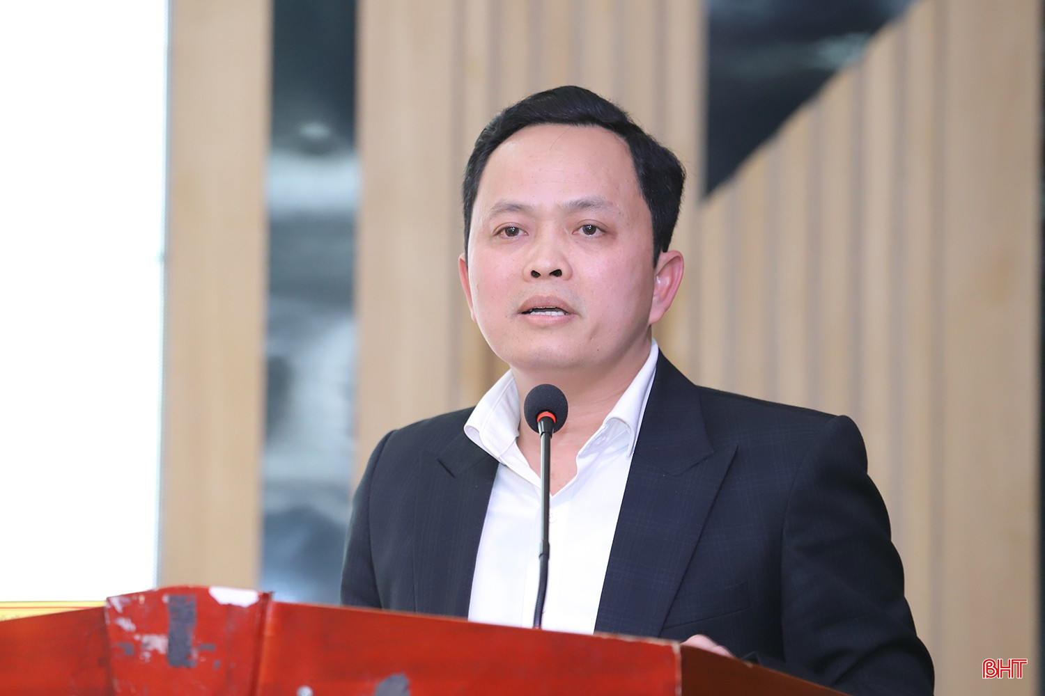 Trưởng phòng Quản lý kết cấu hạ tầng giao thông Phạm Duy Thắng trình bày tham luận tại hội nghị.