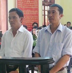 Phạm Xuân Minh và Đào Quốc Vũ trước vành móng ngựa