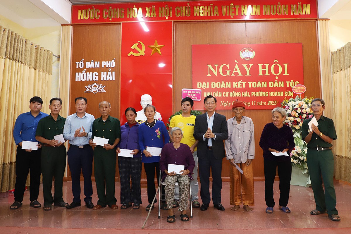 ... và trao 10 suất quà cho các gia đình có hoàn cảnh khó khăn.