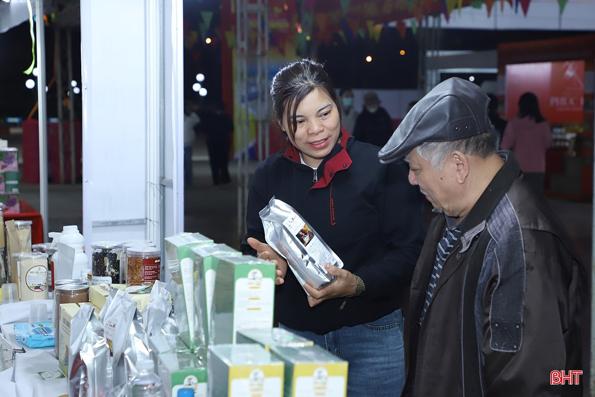 Thời tiết thuận lợi và sức tiêu thụ hàng hóa tốt trong những ngày đầu của Hội chợ Công thương vùng Bắc Trung Bộ - Hà Tĩnh năm 2025 đang ghi những dấu ấn đẹp trong các cơ sở, doanh nghiệp ngoại tỉnh với Hà Tĩnh. Các doanh nghiệp đang kỳ vọng, lượng khách hàng đến với hội chợ sẽ tiếp tục tăng, có thể tạo bùng nổ mới trong 2 ngày nghỉ cuối tuần.