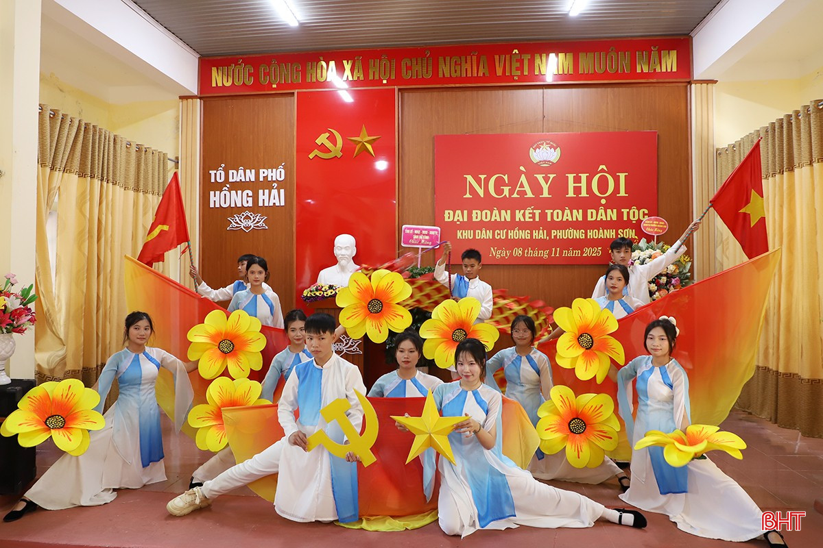 Chương trình văn nghệ chào mừng ngày hội.