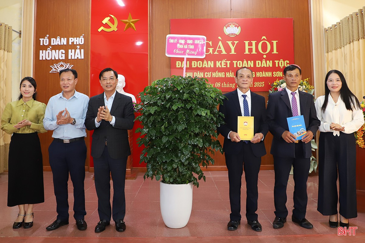 Lãnh đạo tỉnh tặng hoa chúc mừng ngày hội...