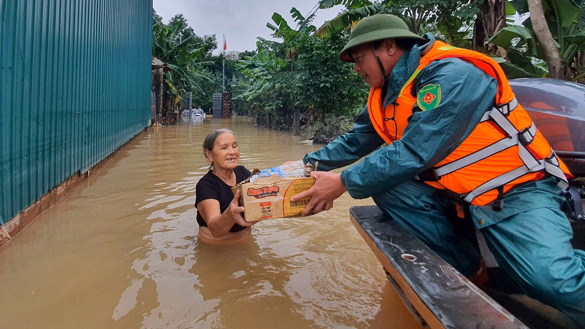 Người dân “tâm lũ” Hà Tĩnh nặng nghĩa ân tình với đồng bào Nghệ An