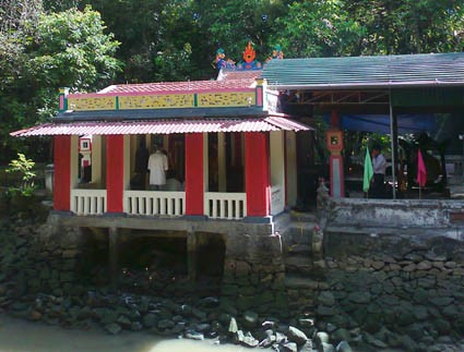 Khách đến cầu nguyện Miếu Ao cảm thấy sảng khoái, tĩnh tâm khi bước vào một vùng rượi bóng cây xanh