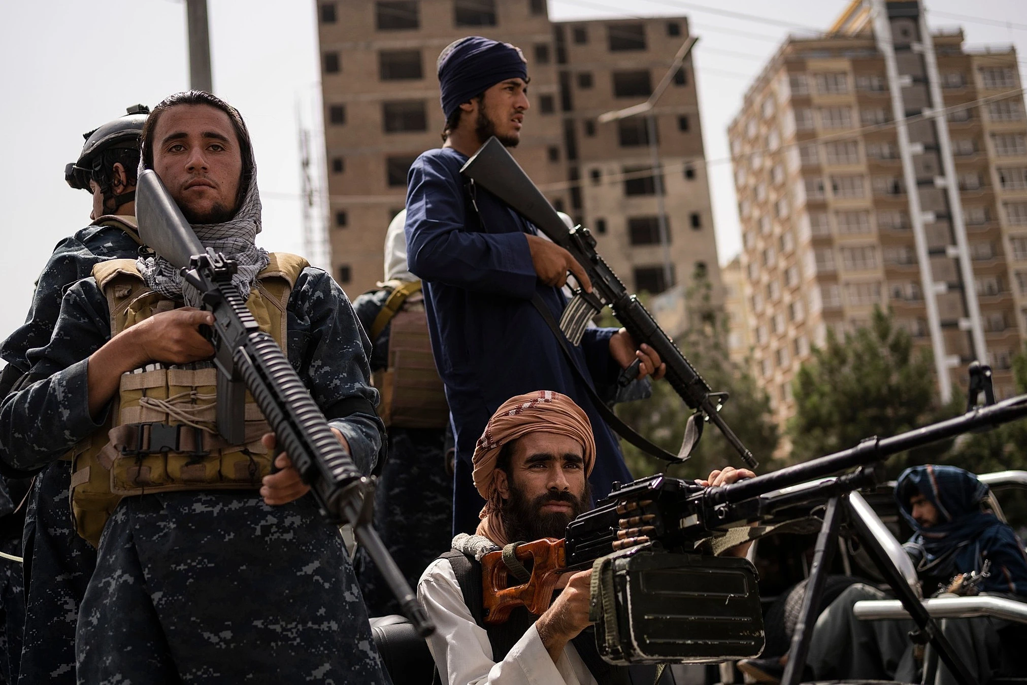 Taliban đột kích hang ổ IS