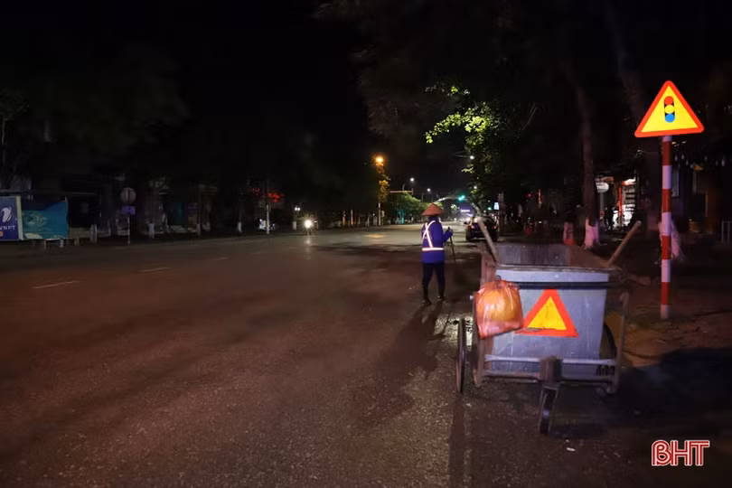 Những người thầm lặng làm đẹp phố phường Thành Sen mùa dịch Covid-19