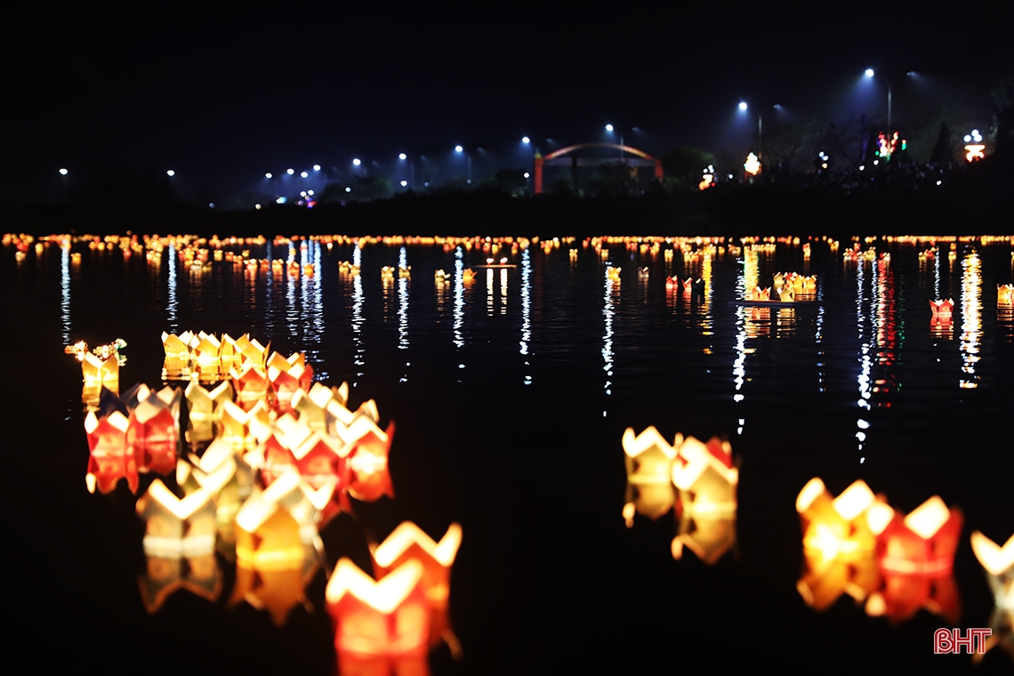 Lung linh hoa đăng trong lễ tưởng niệm Chế Thắng phu nhân Nguyễn Thị Bích Châu