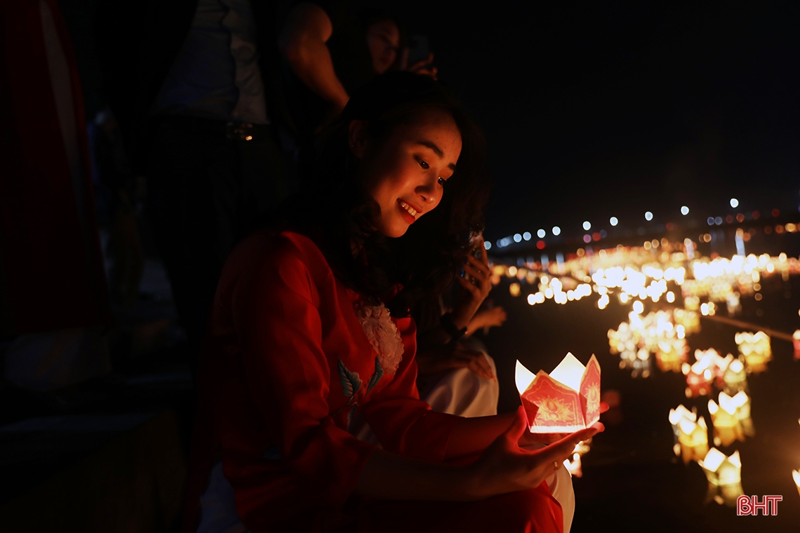Lung linh hoa đăng trong lễ tưởng niệm Chế Thắng phu nhân Nguyễn Thị Bích Châu