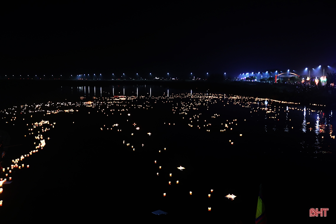 Lung linh hoa đăng trong lễ tưởng niệm Chế Thắng phu nhân Nguyễn Thị Bích Châu