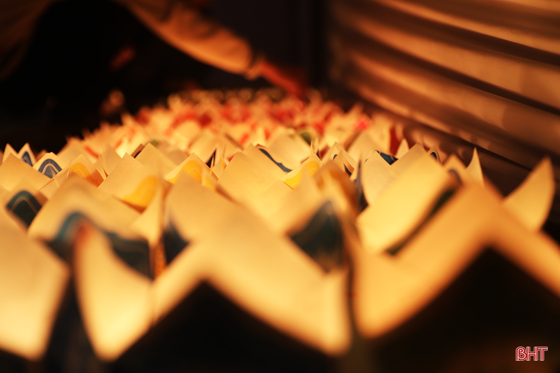 Lung linh hoa đăng trong lễ tưởng niệm Chế Thắng phu nhân Nguyễn Thị Bích Châu