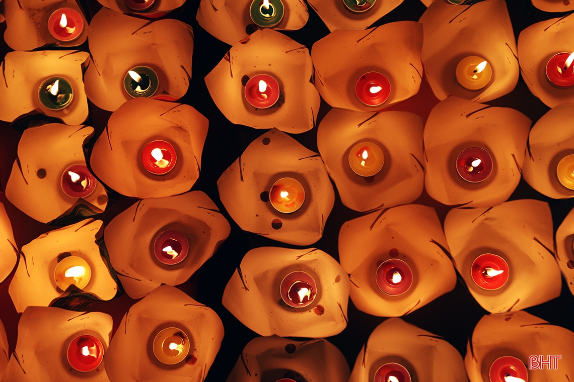 Lung linh hoa đăng trong lễ tưởng niệm Chế Thắng phu nhân Nguyễn Thị Bích Châu