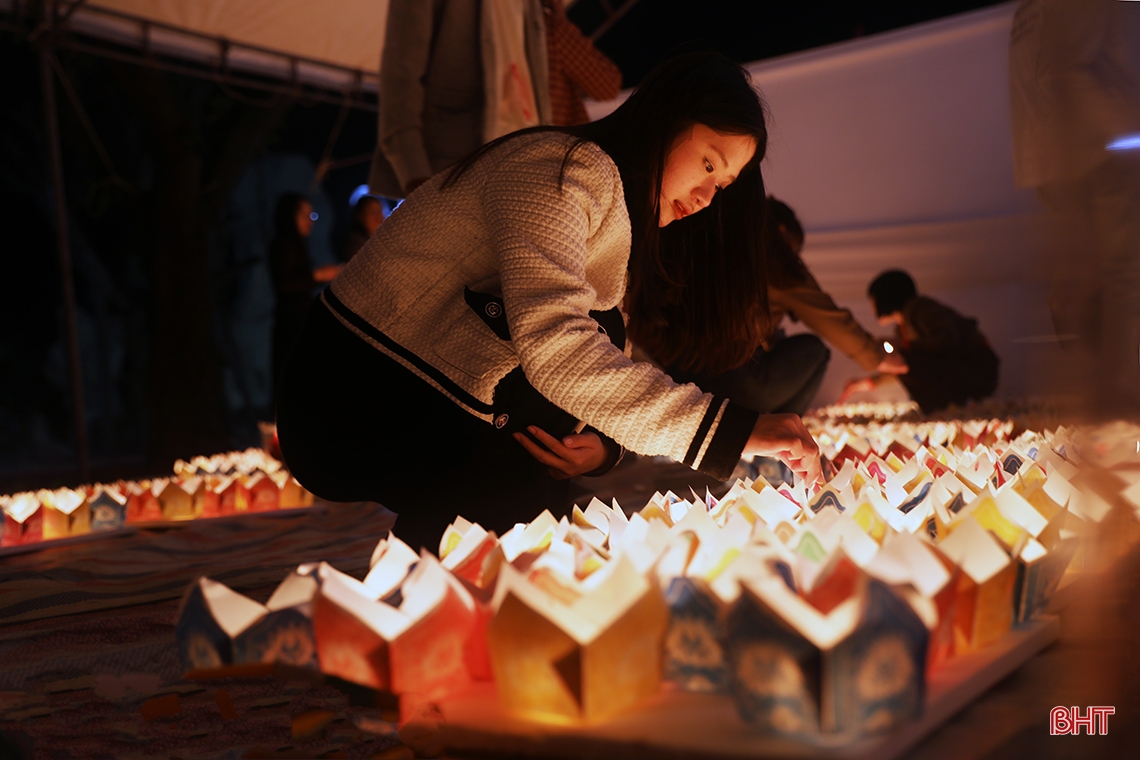 Lung linh hoa đăng trong lễ tưởng niệm Chế Thắng phu nhân Nguyễn Thị Bích Châu