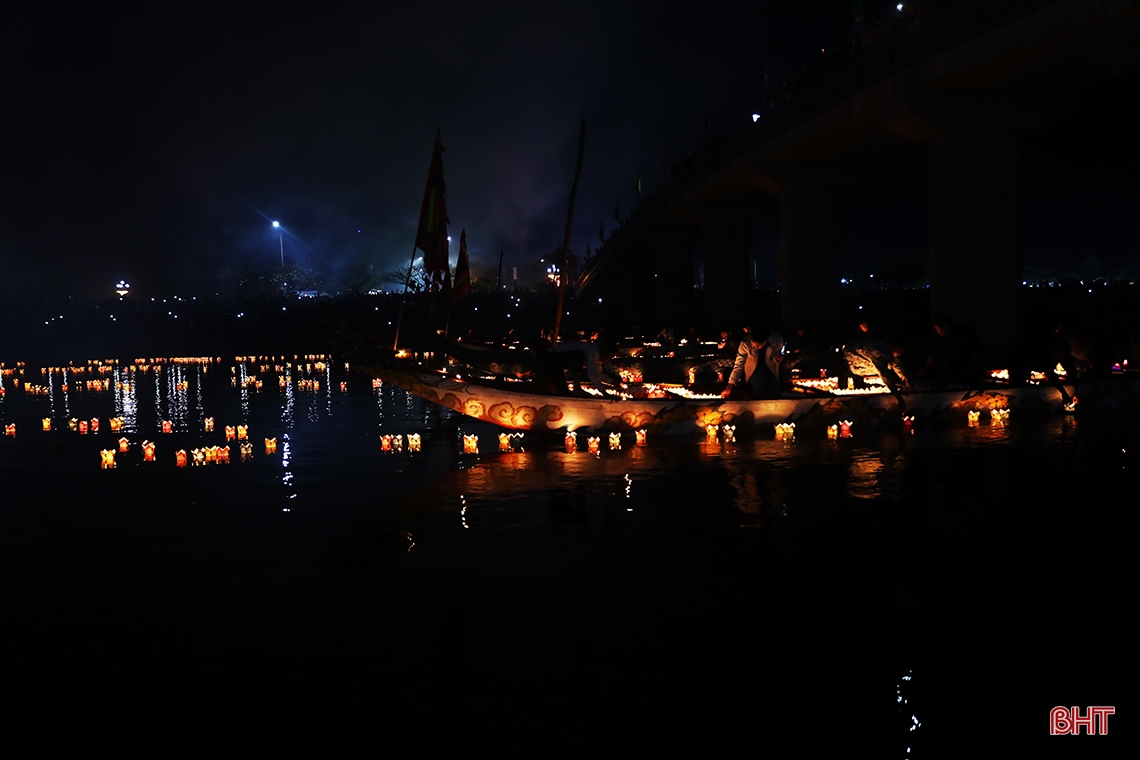 Lung linh hoa đăng trong lễ tưởng niệm Chế Thắng phu nhân Nguyễn Thị Bích Châu