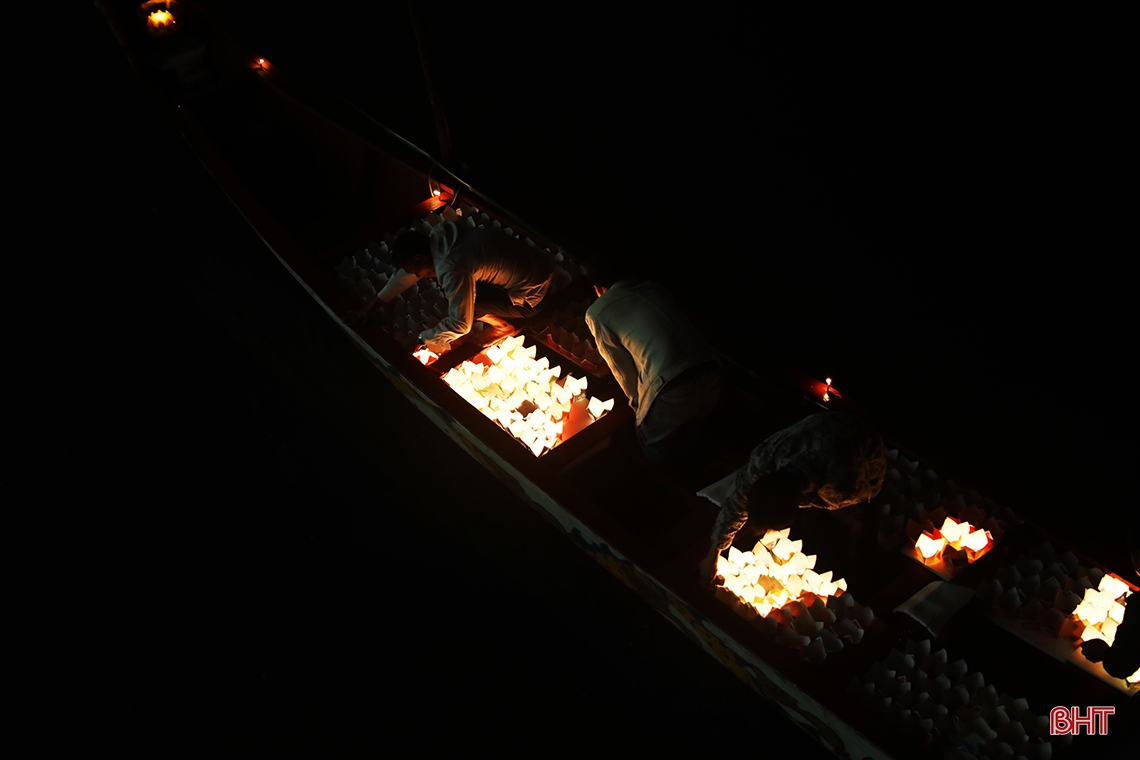 Lung linh hoa đăng trong lễ tưởng niệm Chế Thắng phu nhân Nguyễn Thị Bích Châu