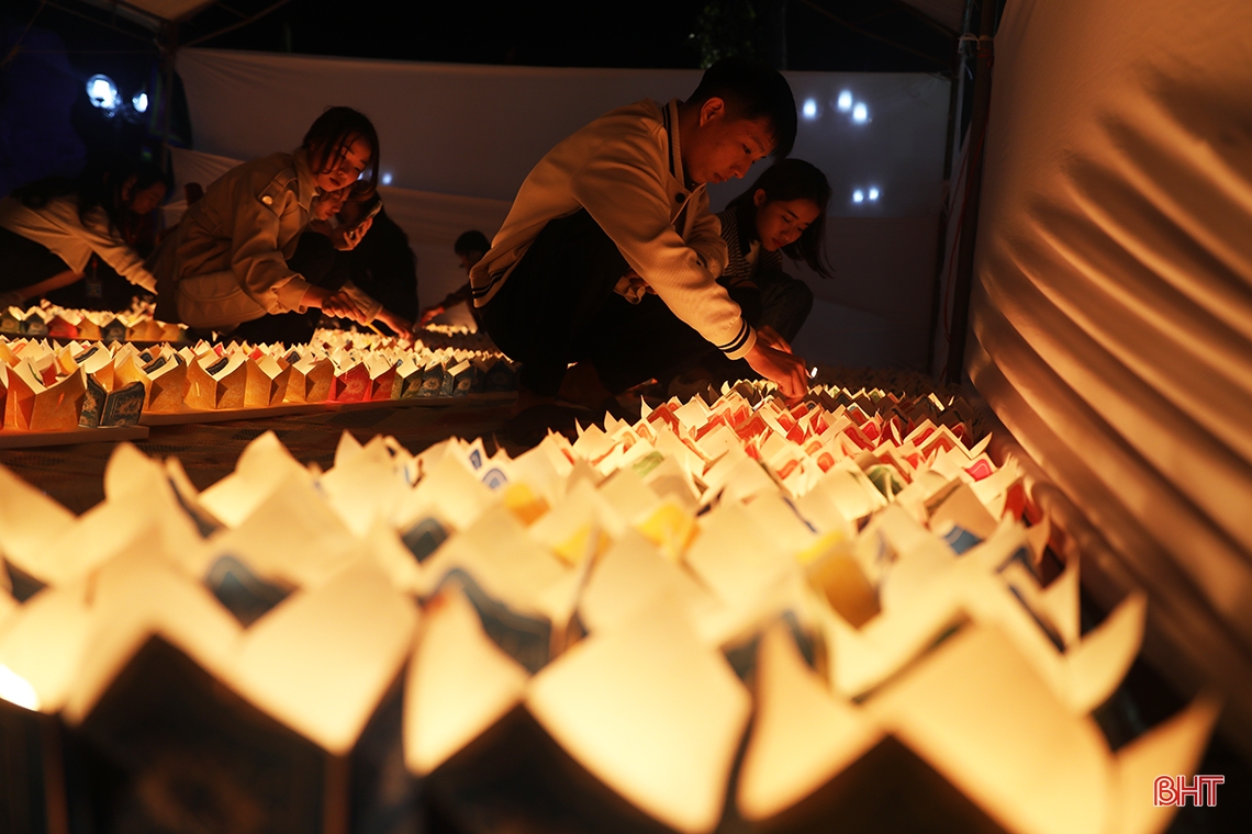 Lung linh hoa đăng trong lễ tưởng niệm Chế Thắng phu nhân Nguyễn Thị Bích Châu