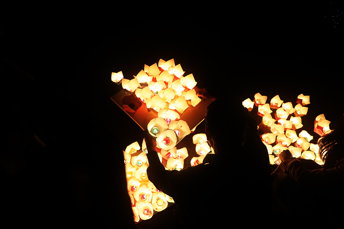 Lung linh hoa đăng trong lễ tưởng niệm Chế Thắng phu nhân Nguyễn Thị Bích Châu