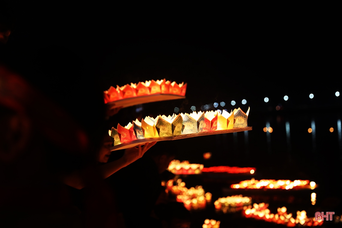 Lung linh hoa đăng trong lễ tưởng niệm Chế Thắng phu nhân Nguyễn Thị Bích Châu