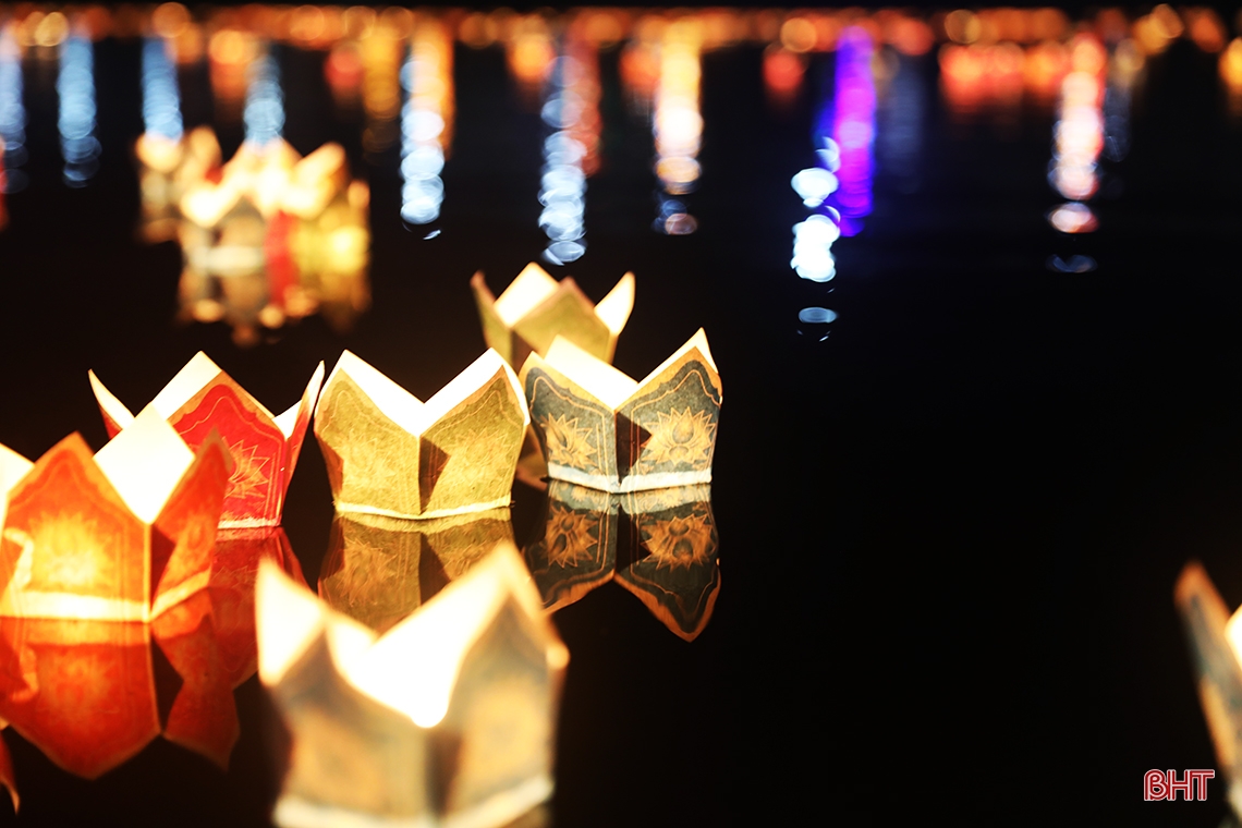 Lung linh hoa đăng trong lễ tưởng niệm Chế Thắng phu nhân Nguyễn Thị Bích Châu